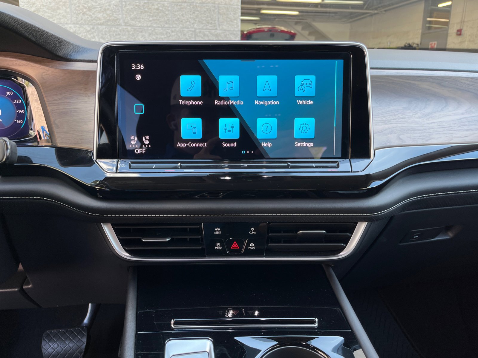 Used 2025 Volkswagen Atlas SE image 22