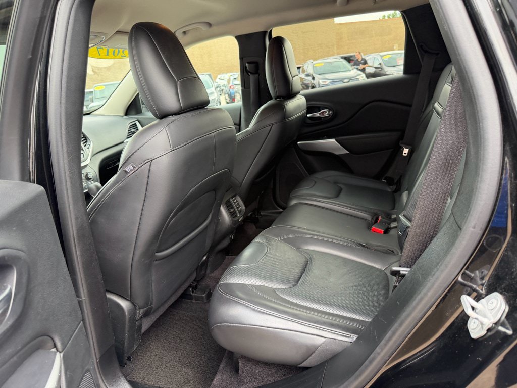 Used 2017 Jeep Cherokee Overland AWD/4WD image 8