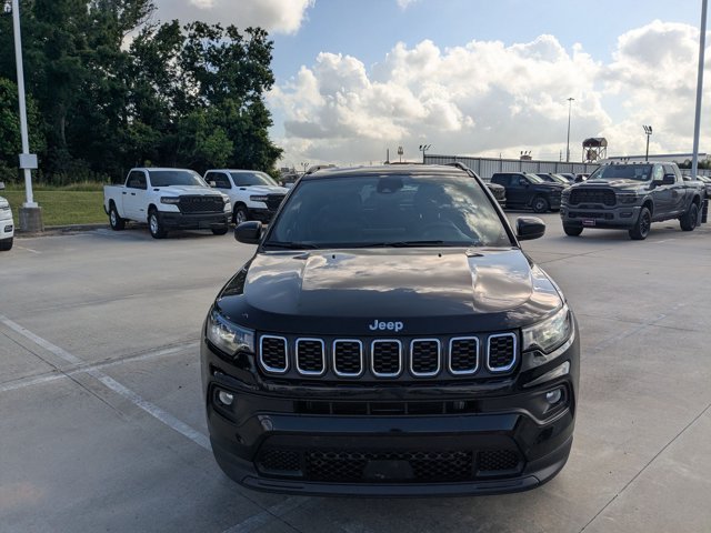 Used 2024 Jeep Compass Latitude AWD/4WD image 2