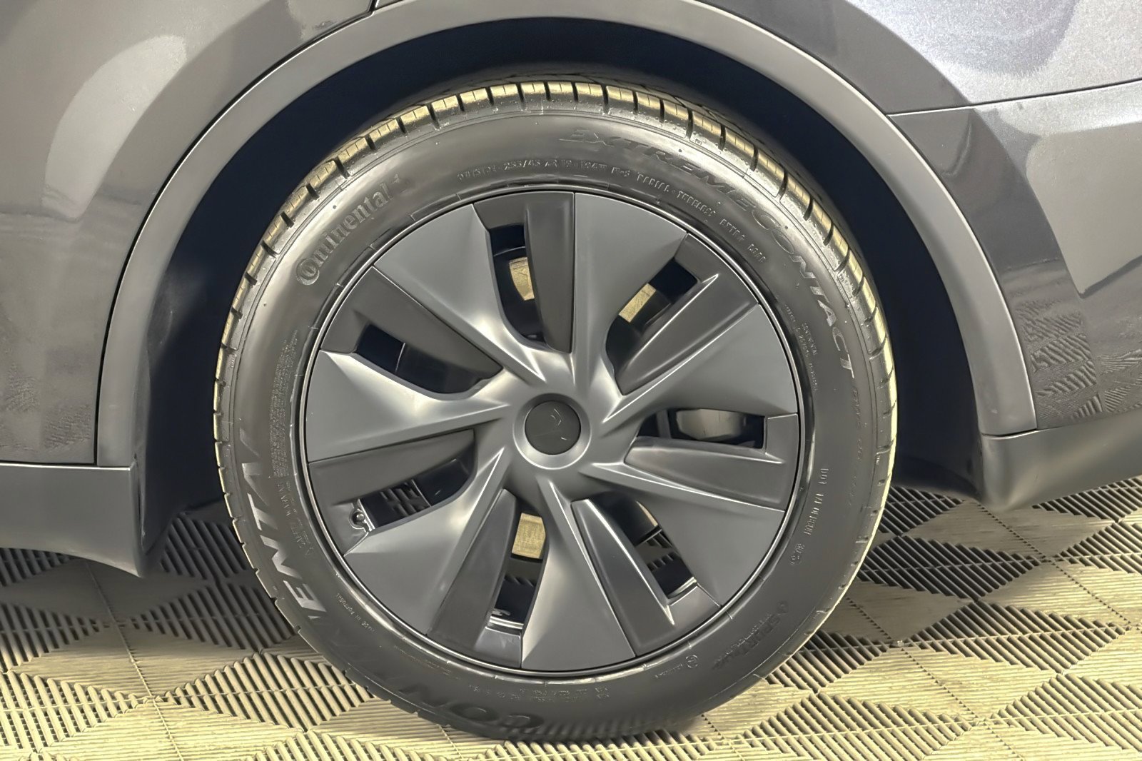 Used 2025 Tesla Model Y Long Range AWD/4WD image 25