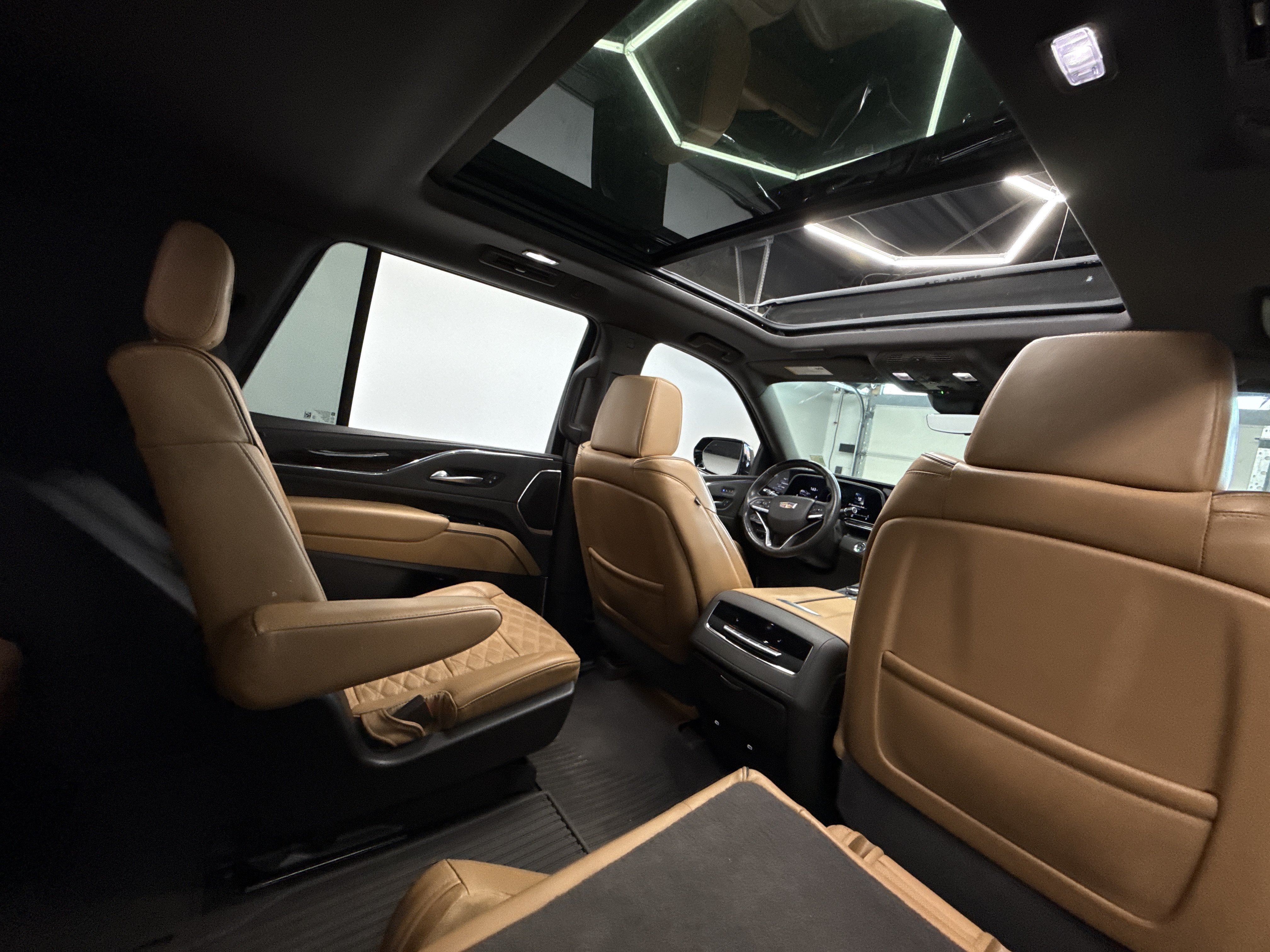 Used 2023 Cadillac Escalade Sport w/ LPO, Floor Liner Package AWD/4WD image 28