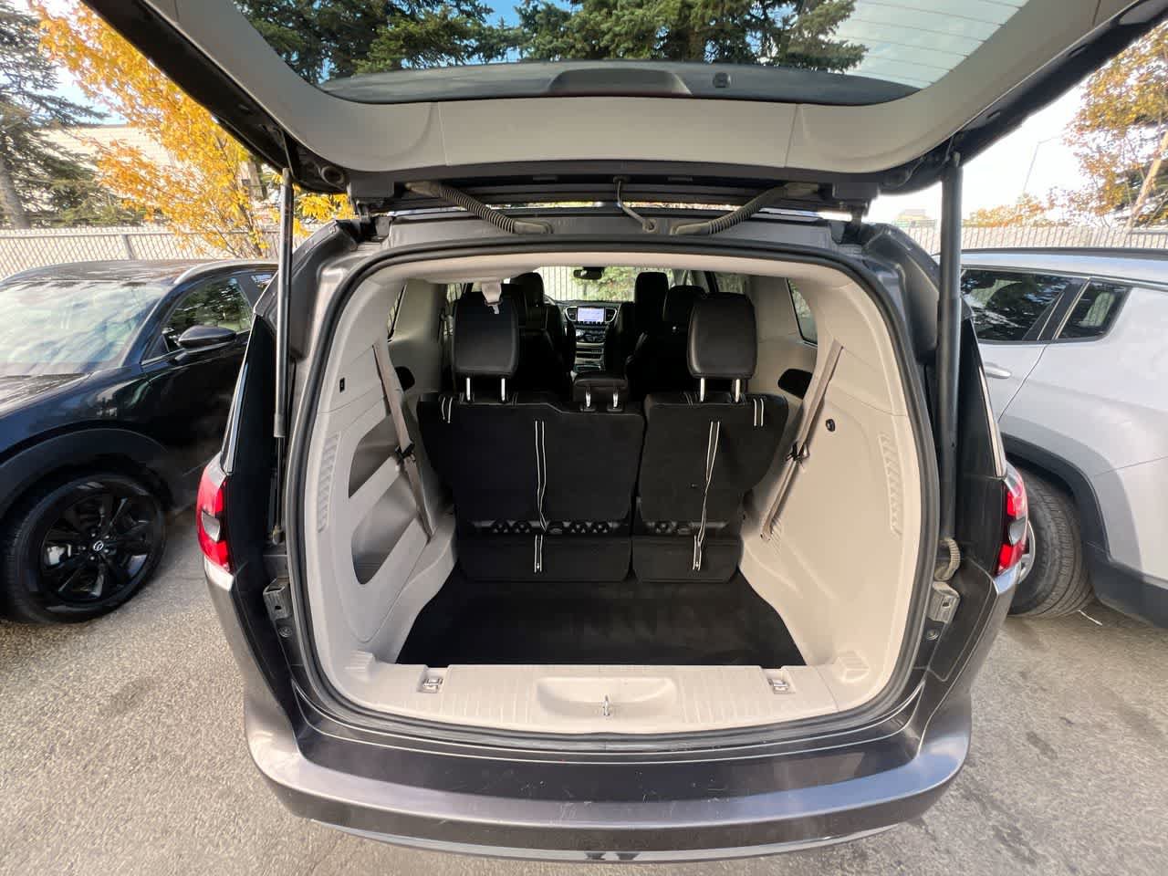 Used 2022 Chrysler Pacifica Touring-L FWD image 26
