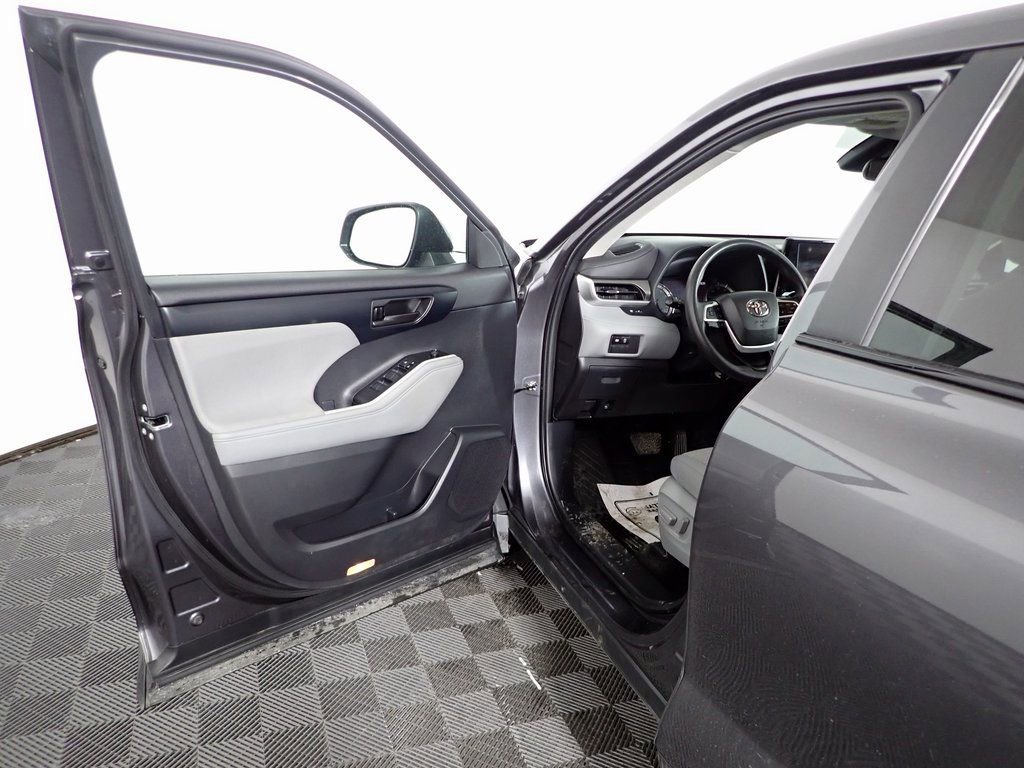 Used 2023 Toyota Highlander L image 17