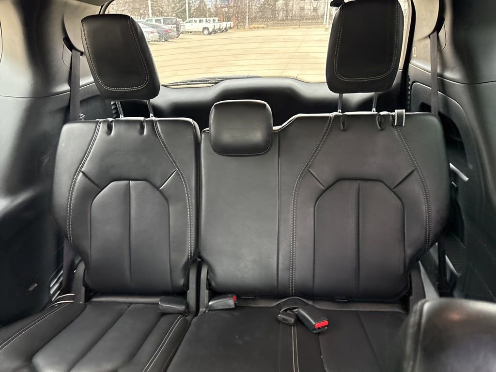 Used 2025 Chrysler Pacifica Select image 18