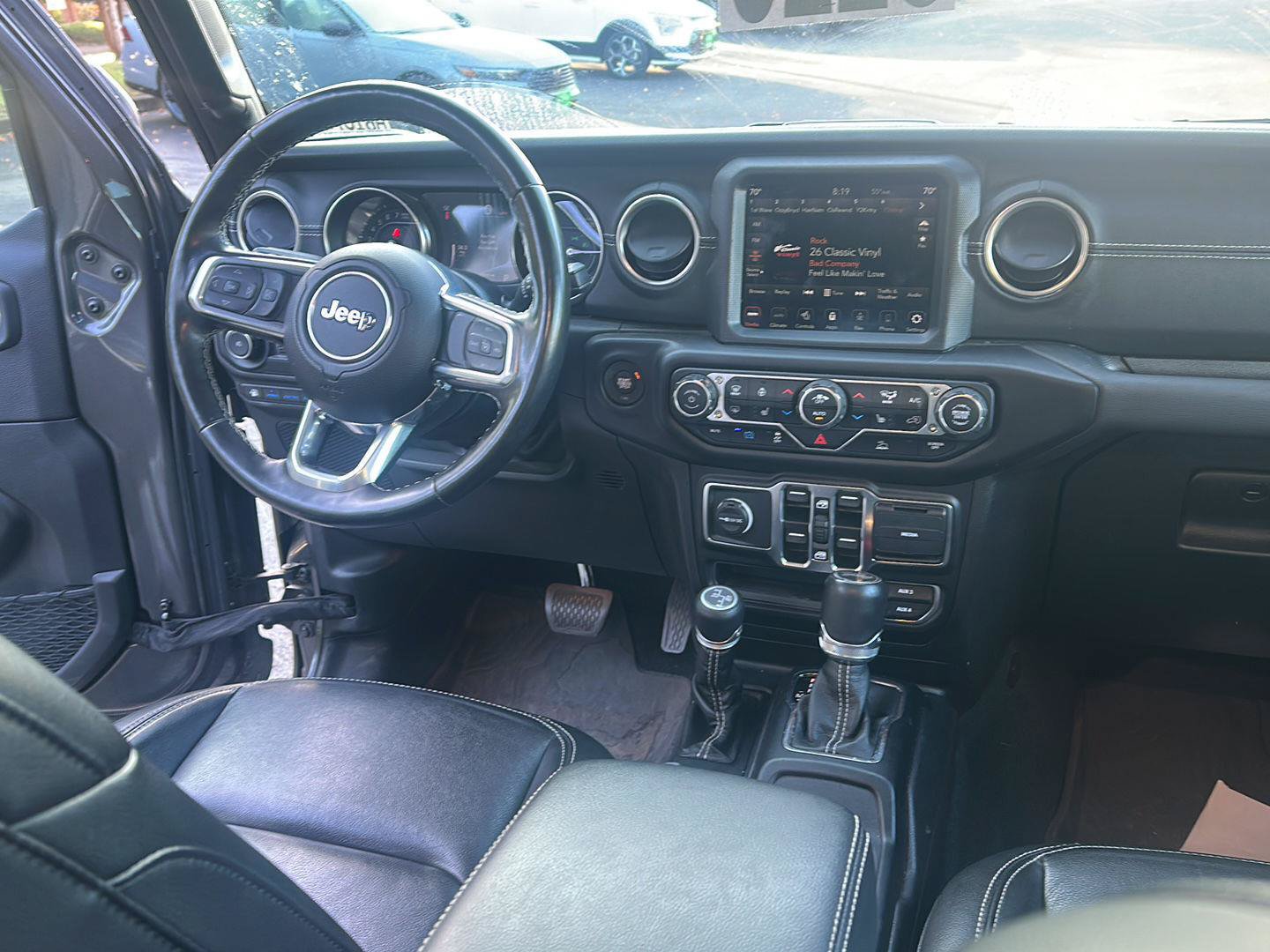 Used 2022 Jeep Wrangler Unlimited Sahara w/ Cold Weather Group AWD/4WD image 15