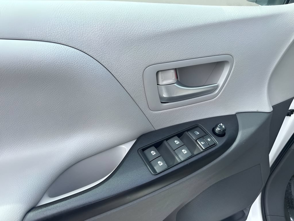 Used 2015 Toyota Sienna LE AWD/4WD image 20