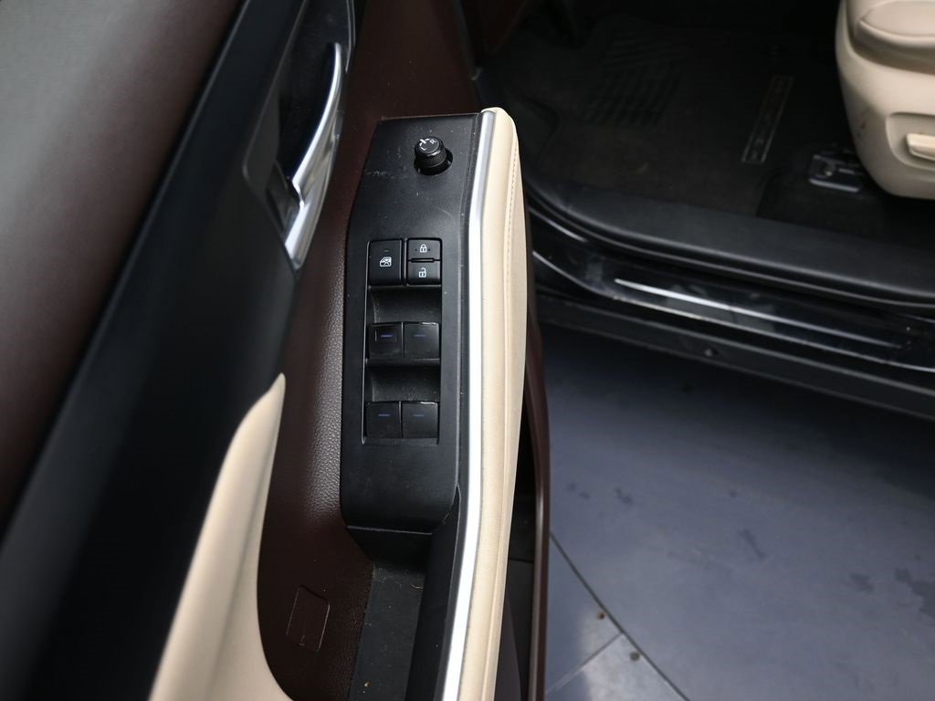 Certified 2021 Toyota Highlander XLE image 6