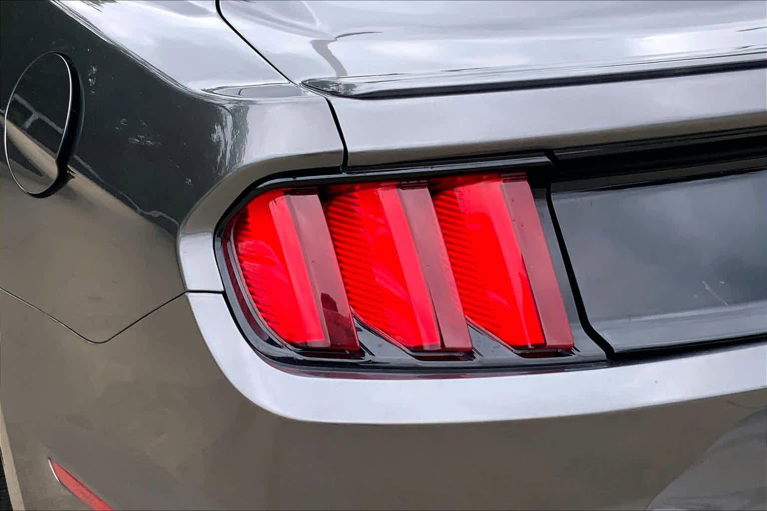 Used 2017 Ford Mustang Coupe RWD image 24