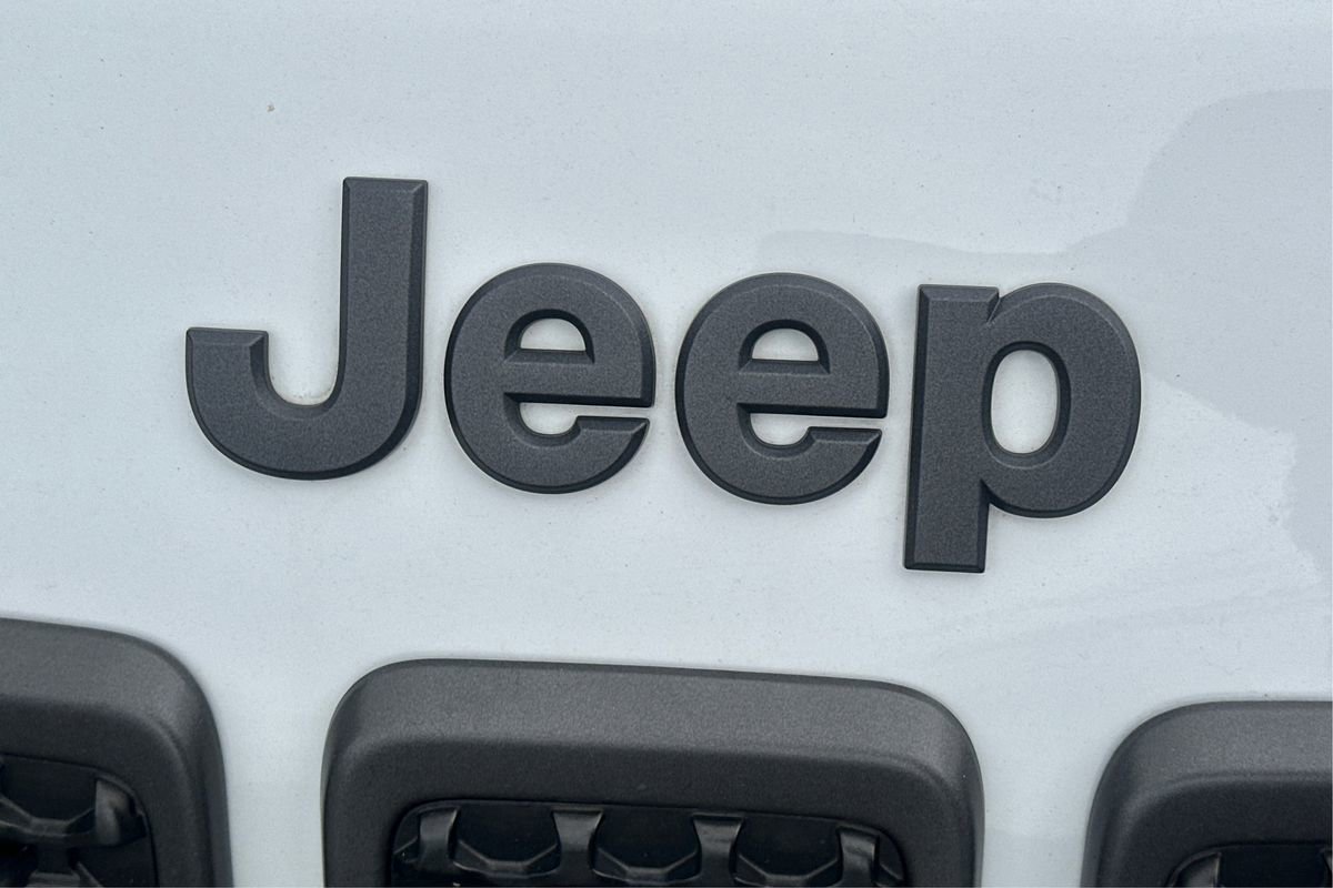 Used 2019 Jeep Cherokee Trailhawk w/ Cold Weather Group image 28