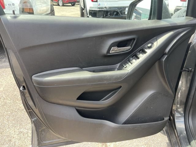 Used 2018 Chevrolet Trax LT w/ LT Convenience Package FWD image 3