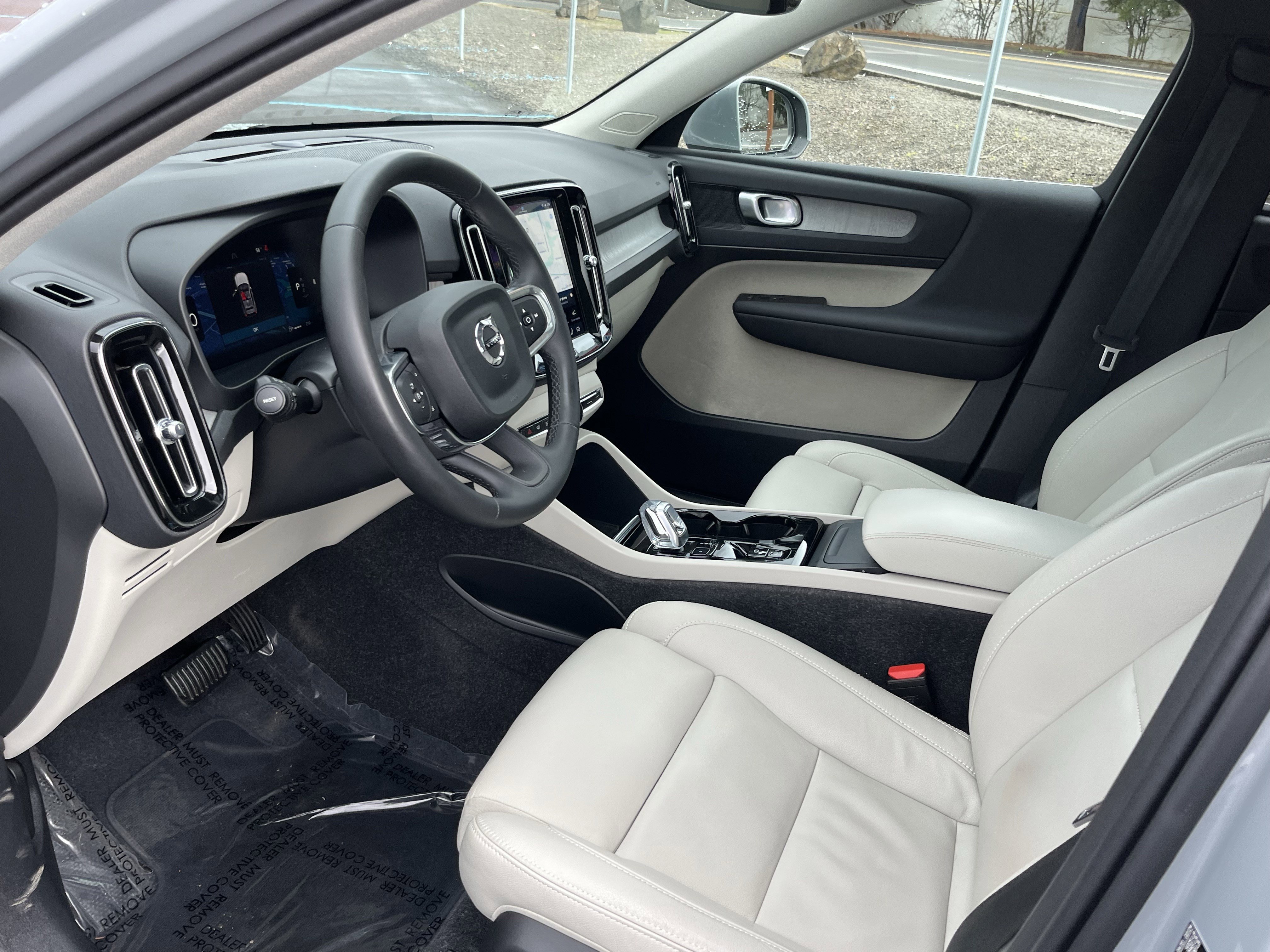 Used 2024 Volvo XC40 B5 Plus image 9