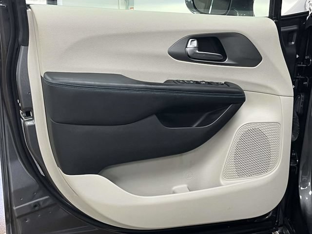 Used 2021 Chrysler Pacifica Touring w/ Cold Weather Group FWD image 16