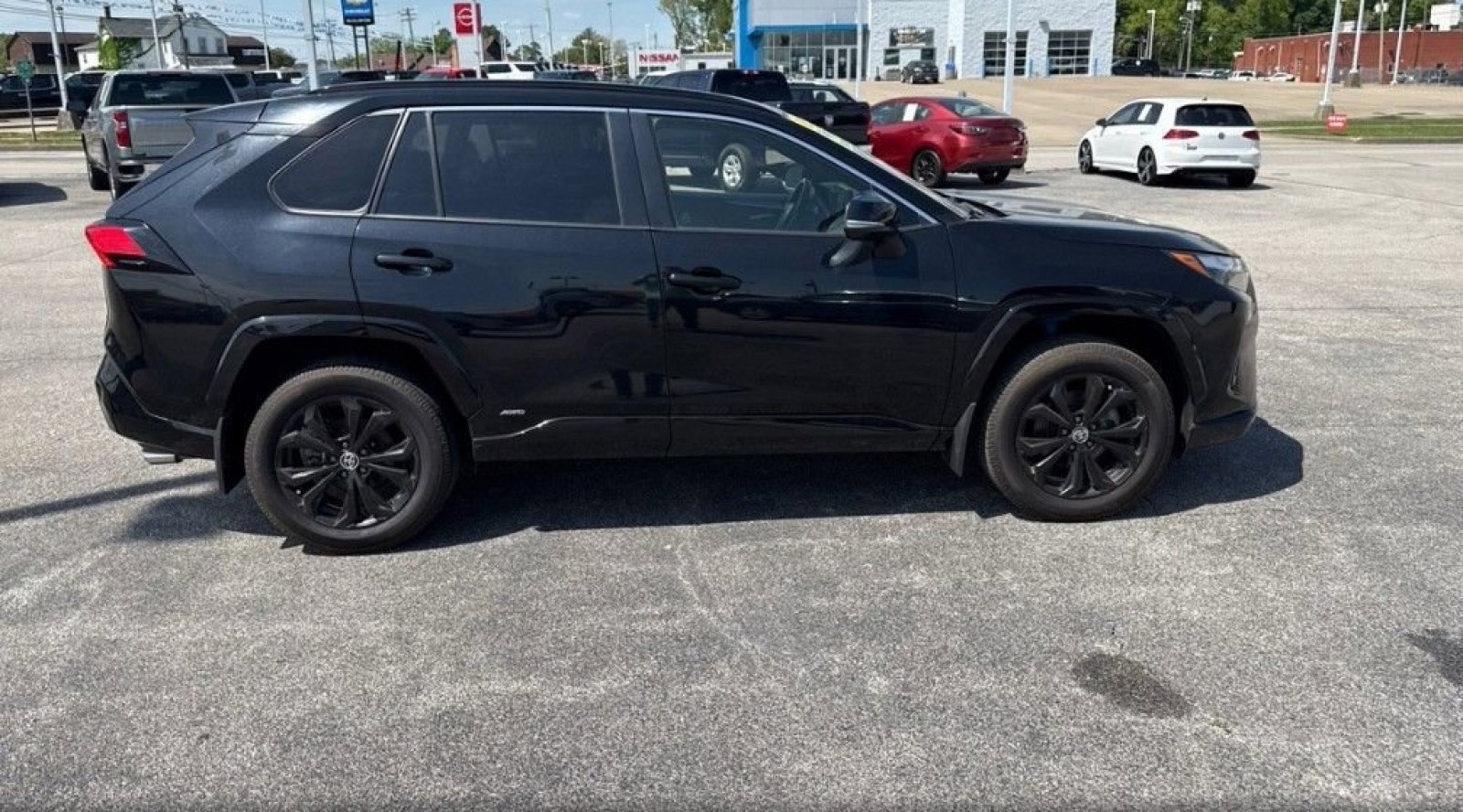 Used 2022 Toyota RAV4 SE w/ SE Grade Weather Package AWD/4WD image 4