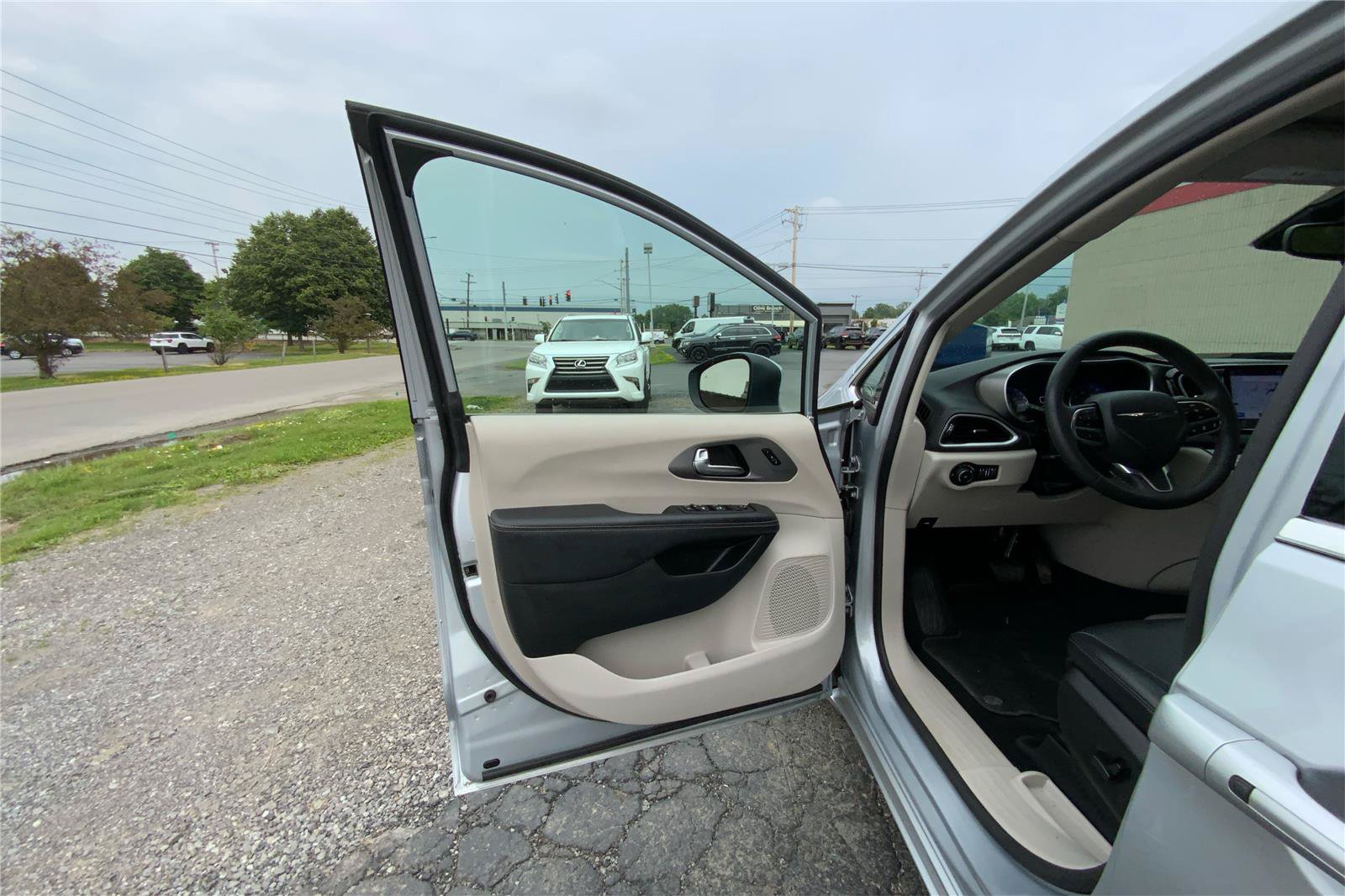 Used 2023 Chrysler Pacifica Touring-L FWD image 20