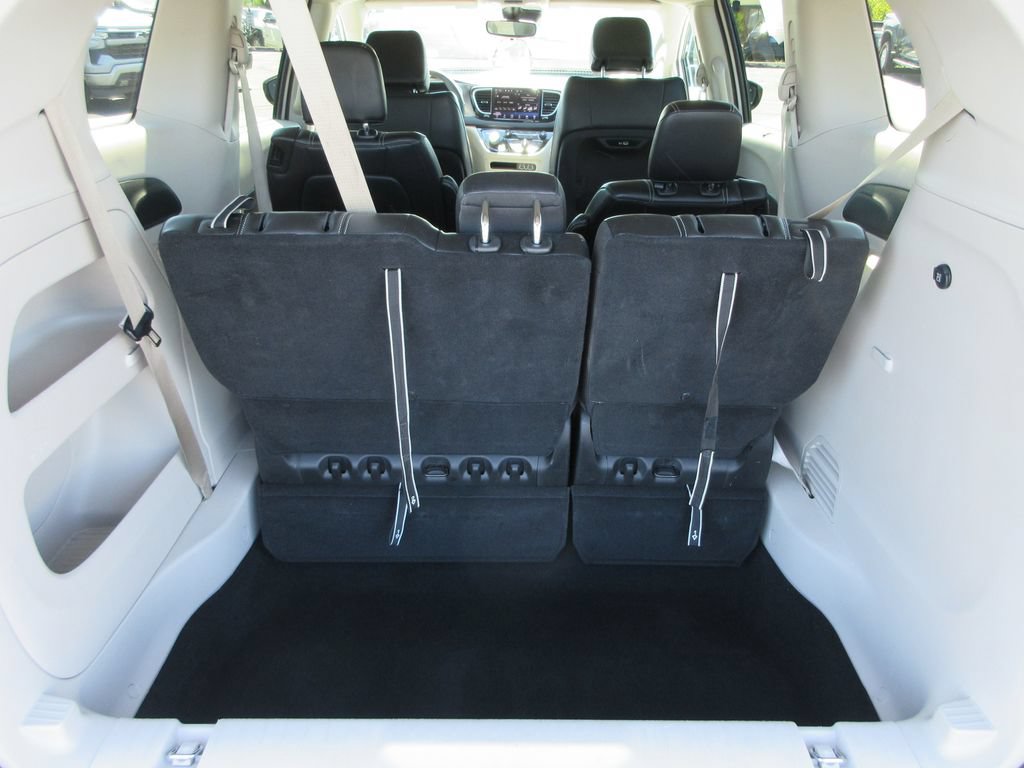 Used 2024 Chrysler Pacifica Touring-L FWD image 10