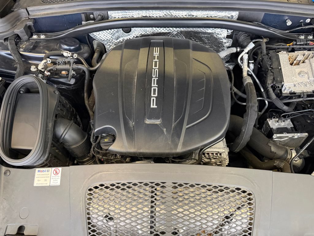 Certified 2020 Porsche Macan AWD/4WD image 26
