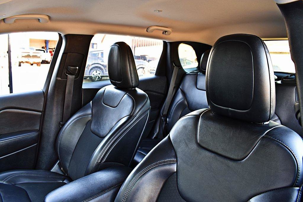 Used 2019 Jeep Cherokee Latitude Plus FWD image 42
