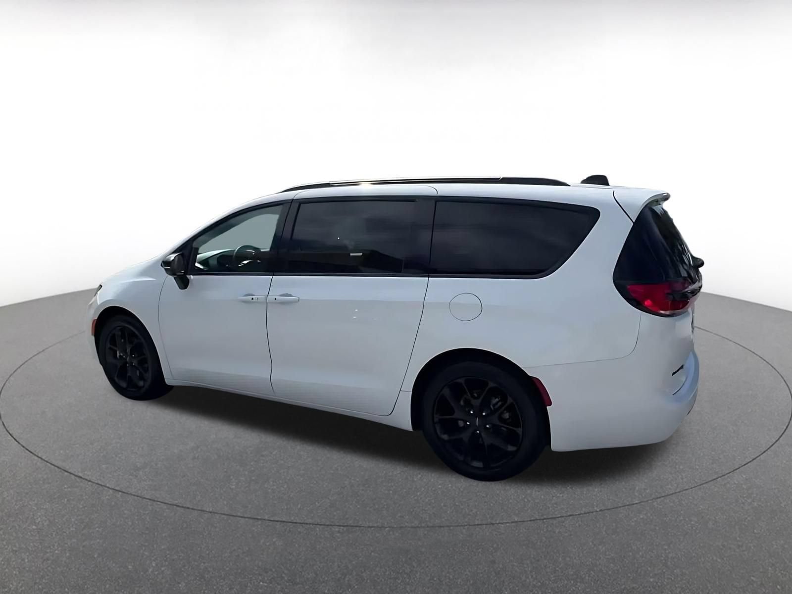 Used 2025 Chrysler Pacifica Limited FWD image 8