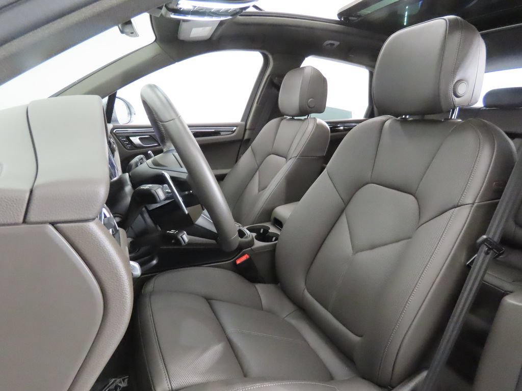 Certified 2026 Porsche Macan AWD/4WD image 5