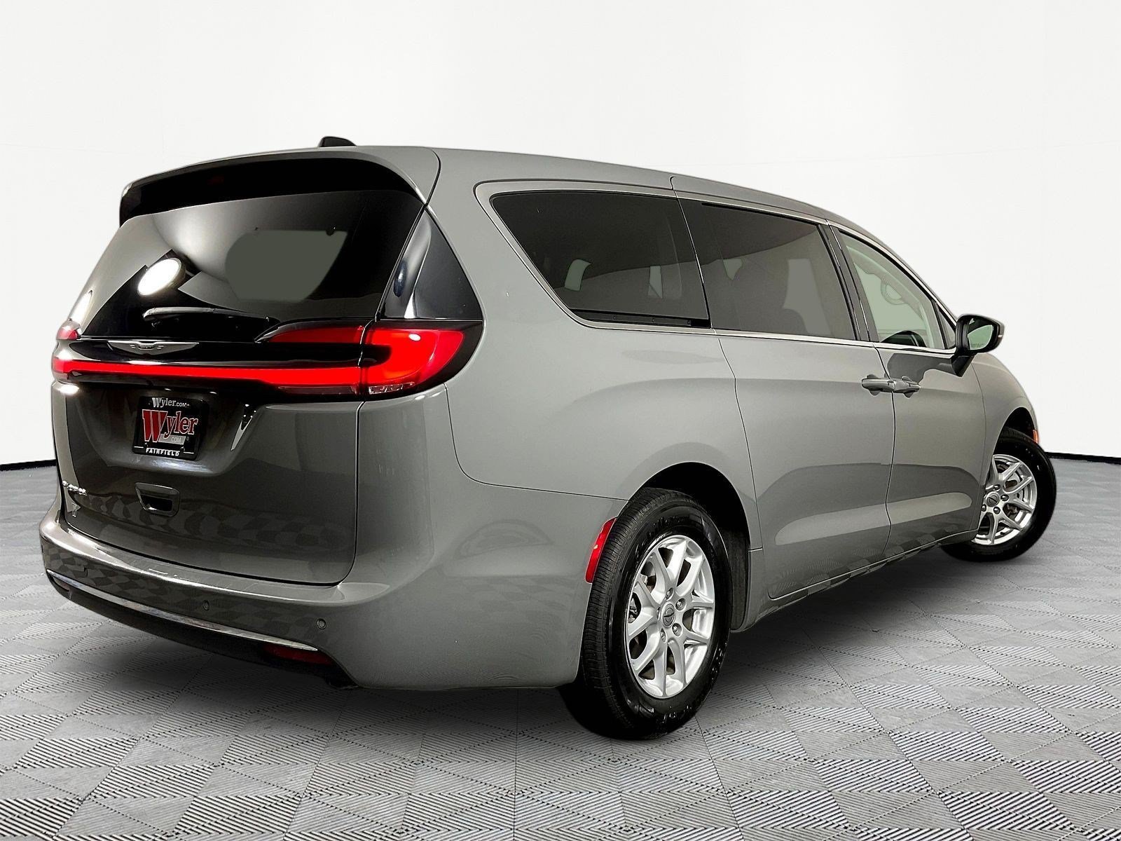 Used 2023 Chrysler Pacifica Touring-L FWD image 6