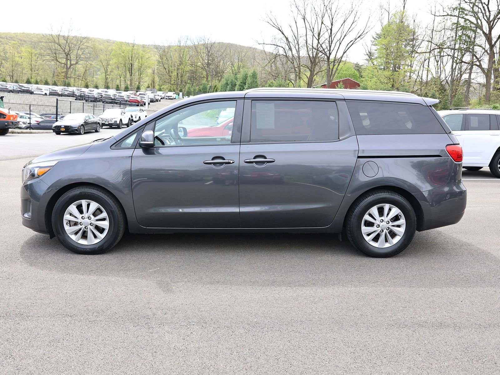 Used 2016 Kia Sedona LX w/ Option Group 020 FWD image 4
