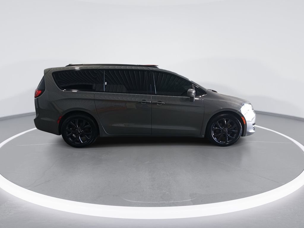 Used 2020 Chrysler Pacifica Touring-L Plus w/ S Appearance Package FWD image 9