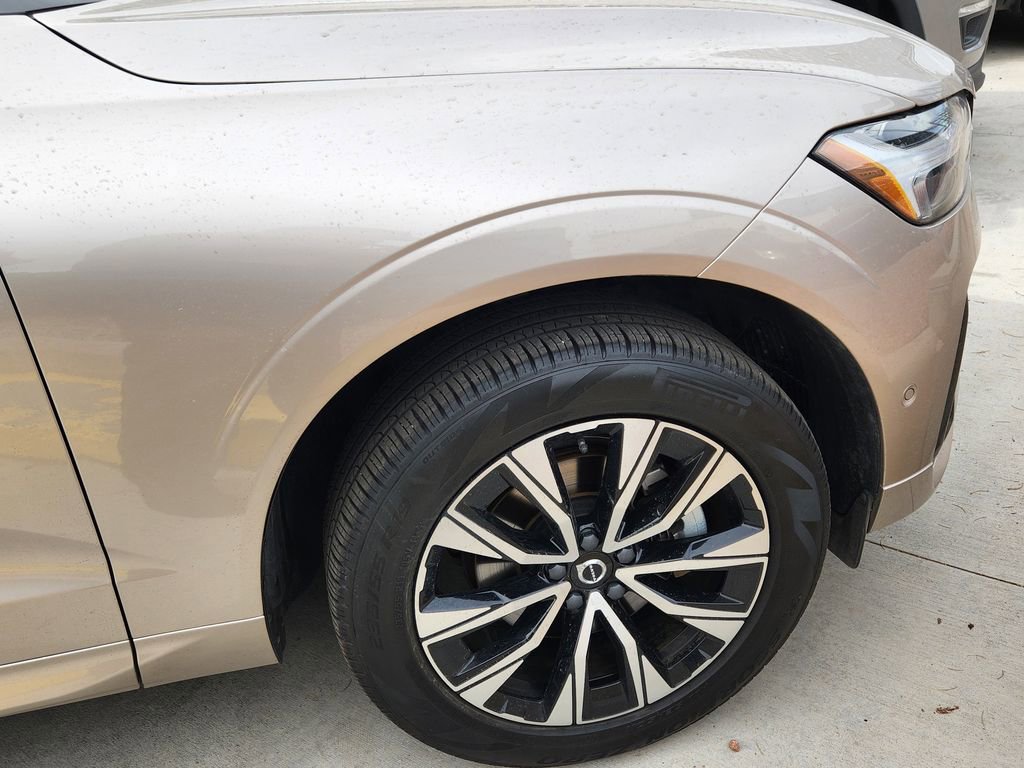 Used 2025 Volvo XC60 B5 Plus AWD/4WD image 10