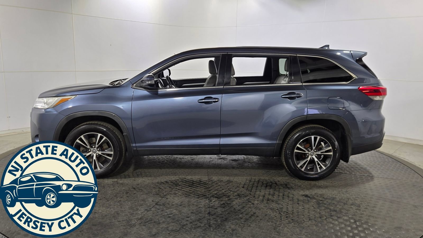 Used 2019 Toyota Highlander Plus AWD/4WD image 4