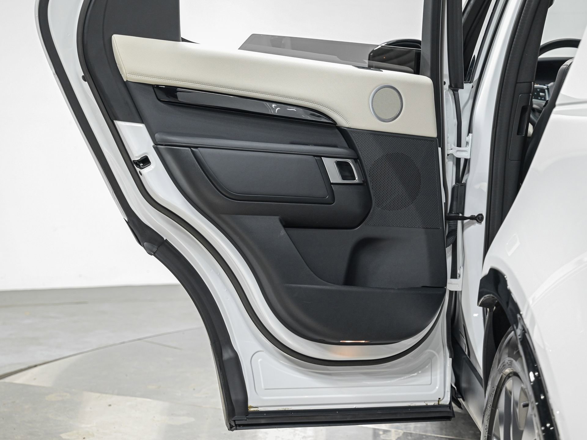 Used 2023 Land Rover Discovery S R-Dynamic image 26