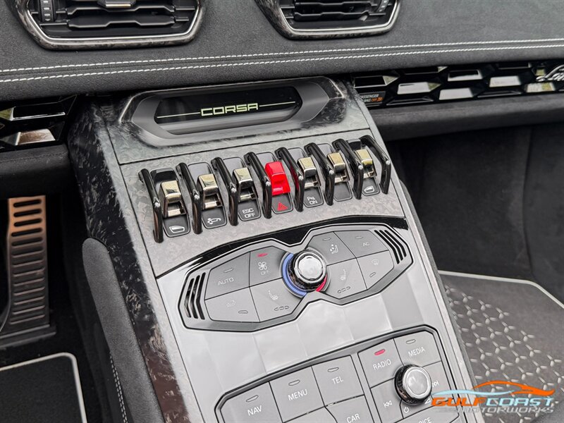 Used 2019 Lamborghini Huracan Performante AWD/4WD image 17