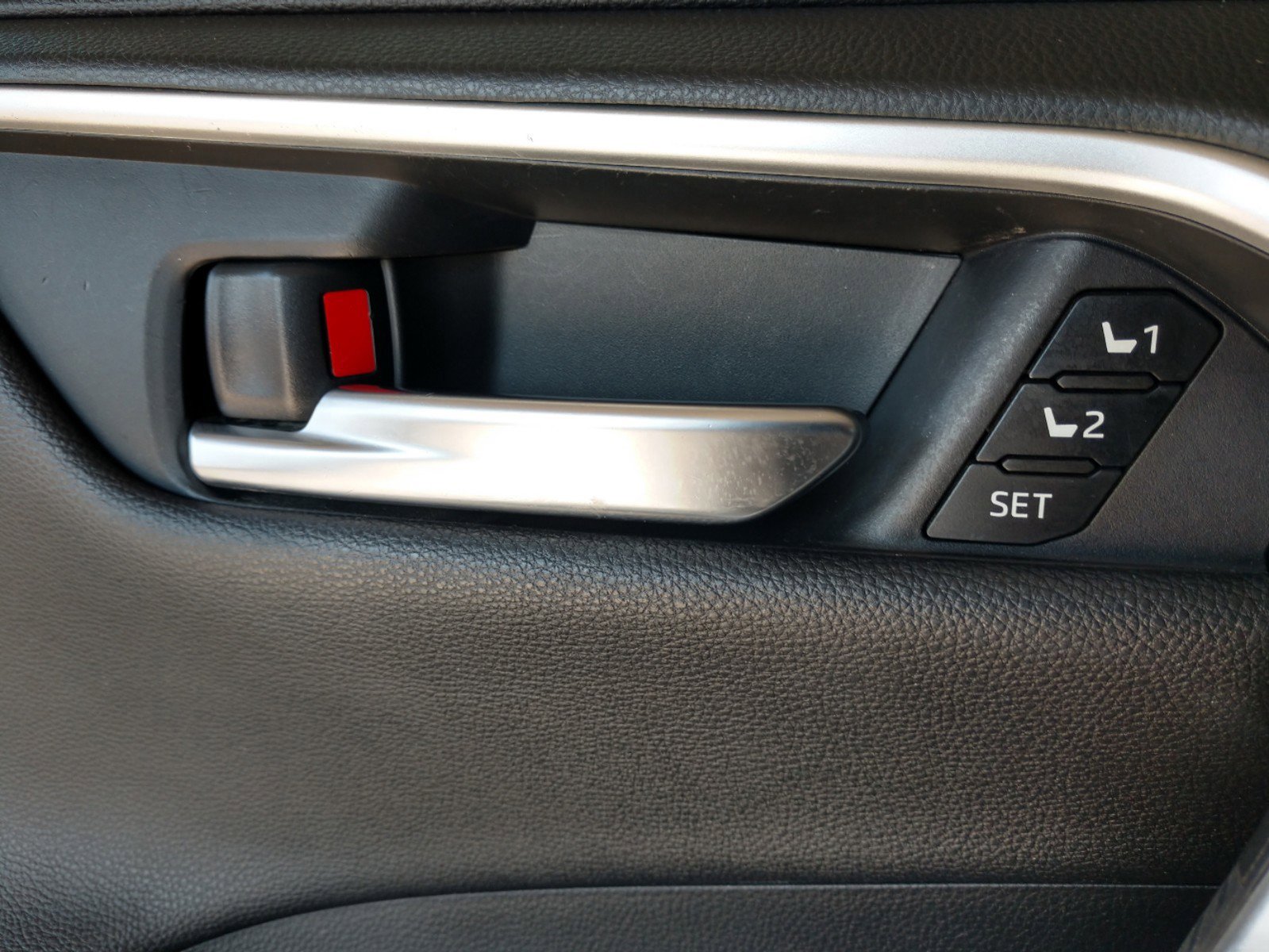 Used 2019 Toyota RAV4 Limited image 27