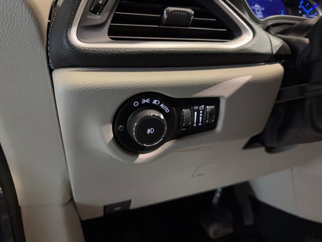 Used 2023 Chrysler Pacifica Touring-L image 12