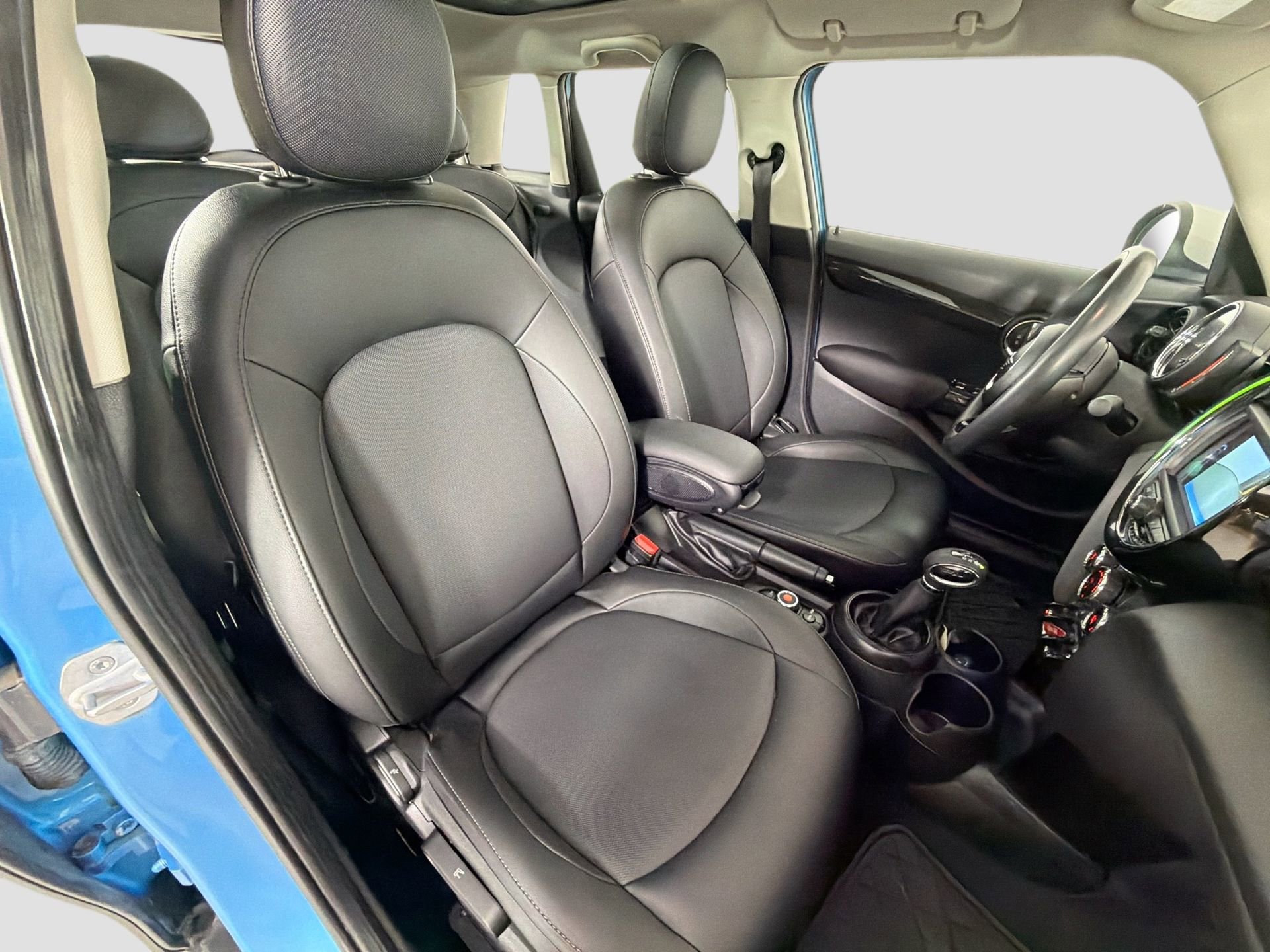 Used 2019 MINI Cooper 4-Door Hardtop w/ Storage Package image 30