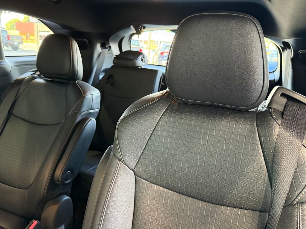 Certified 2025 Toyota Sienna XLE Woodland Edition image 34