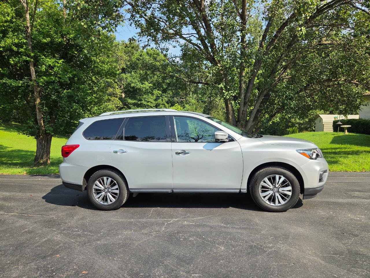 Used 2020 Nissan Pathfinder SL AWD/4WD image 3