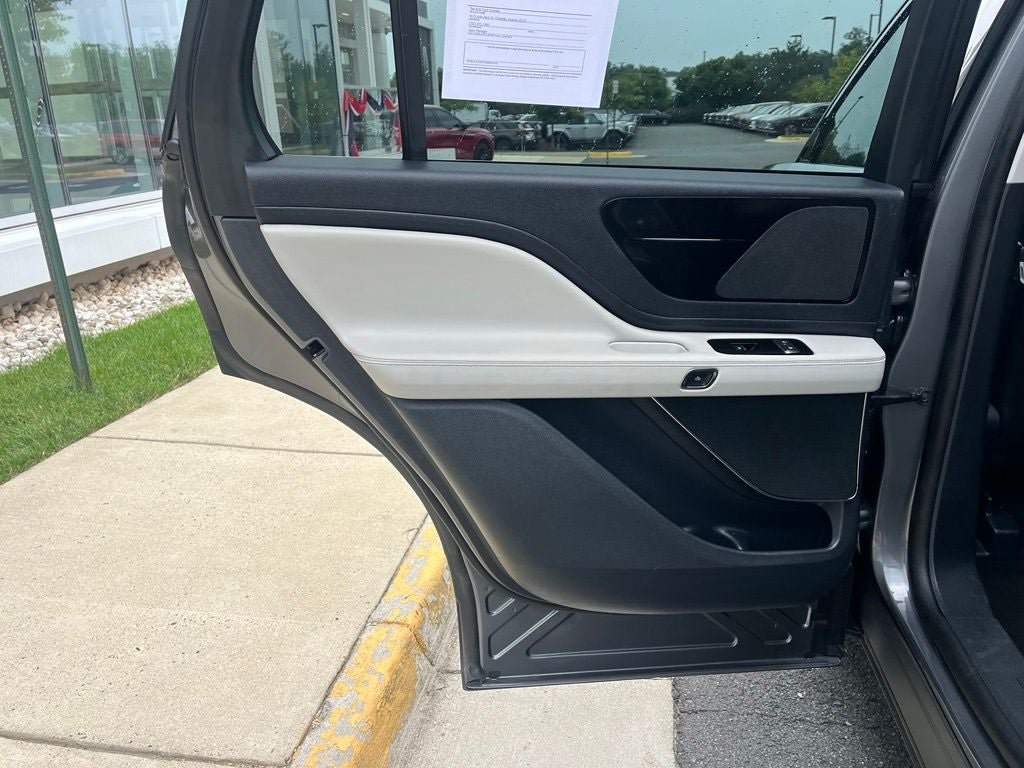 Certified 2025 Lincoln Aviator AWD image 15