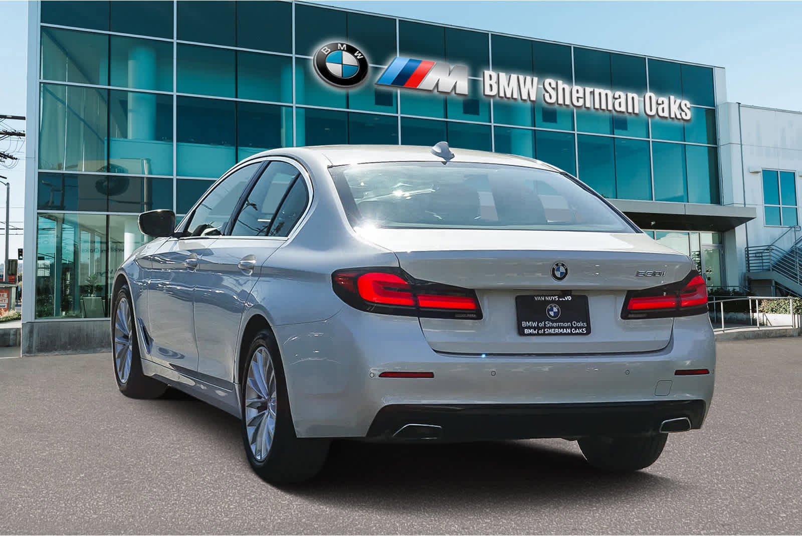 Certified 2023 BMW 530i w/ Premium Package image 2