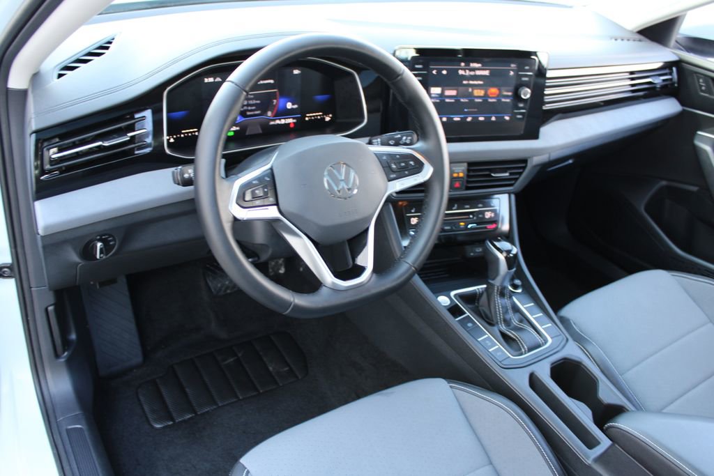 Used 2025 Volkswagen Jetta SE w/ Sunroof Package FWD image 8