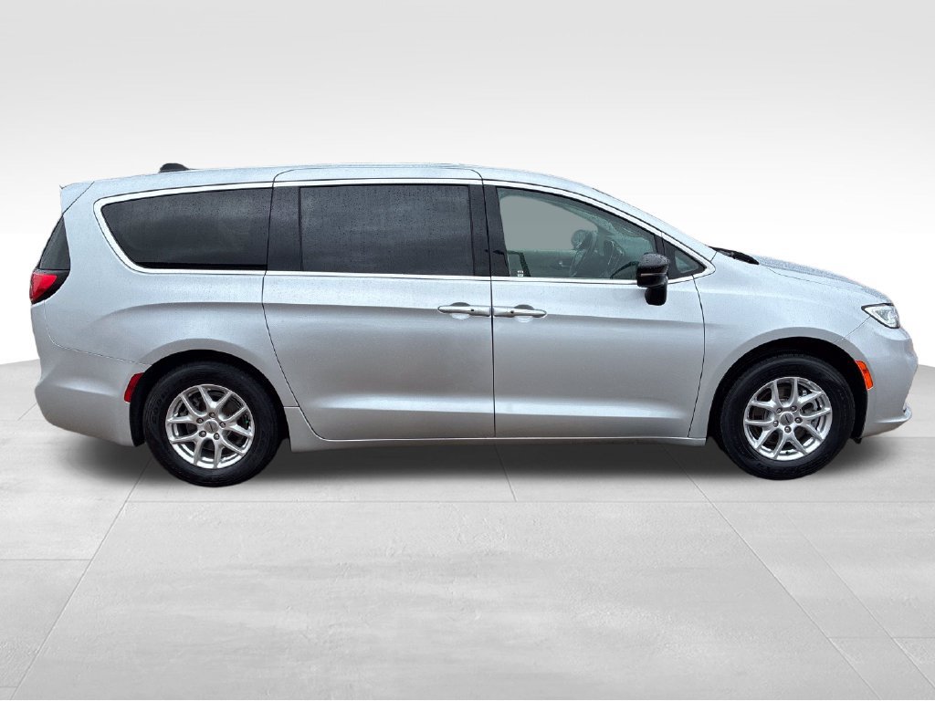 Used 2024 Chrysler Pacifica Touring-L FWD image 7