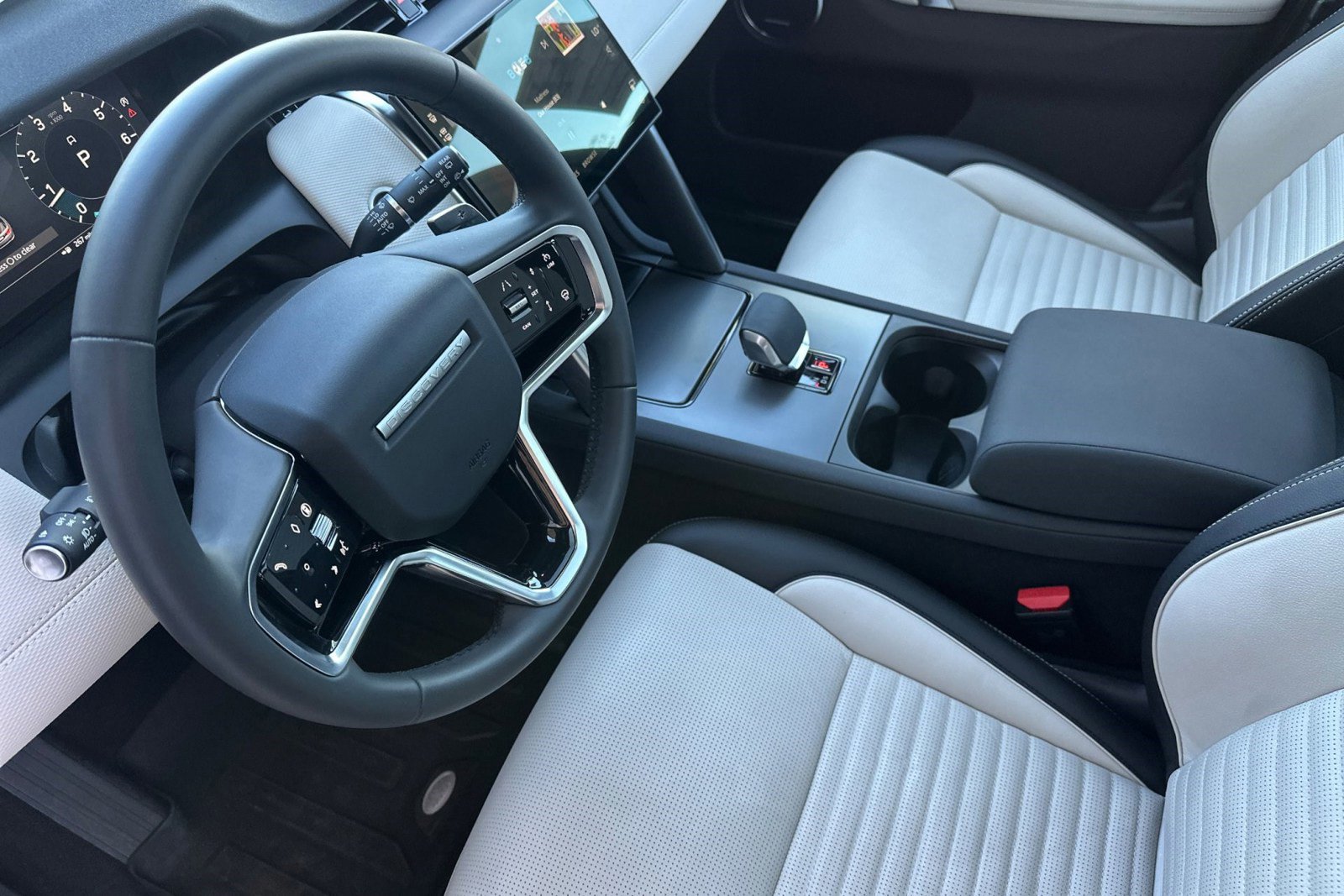 Certified 2025 Land Rover Discovery Sport Dynamic SE image 5