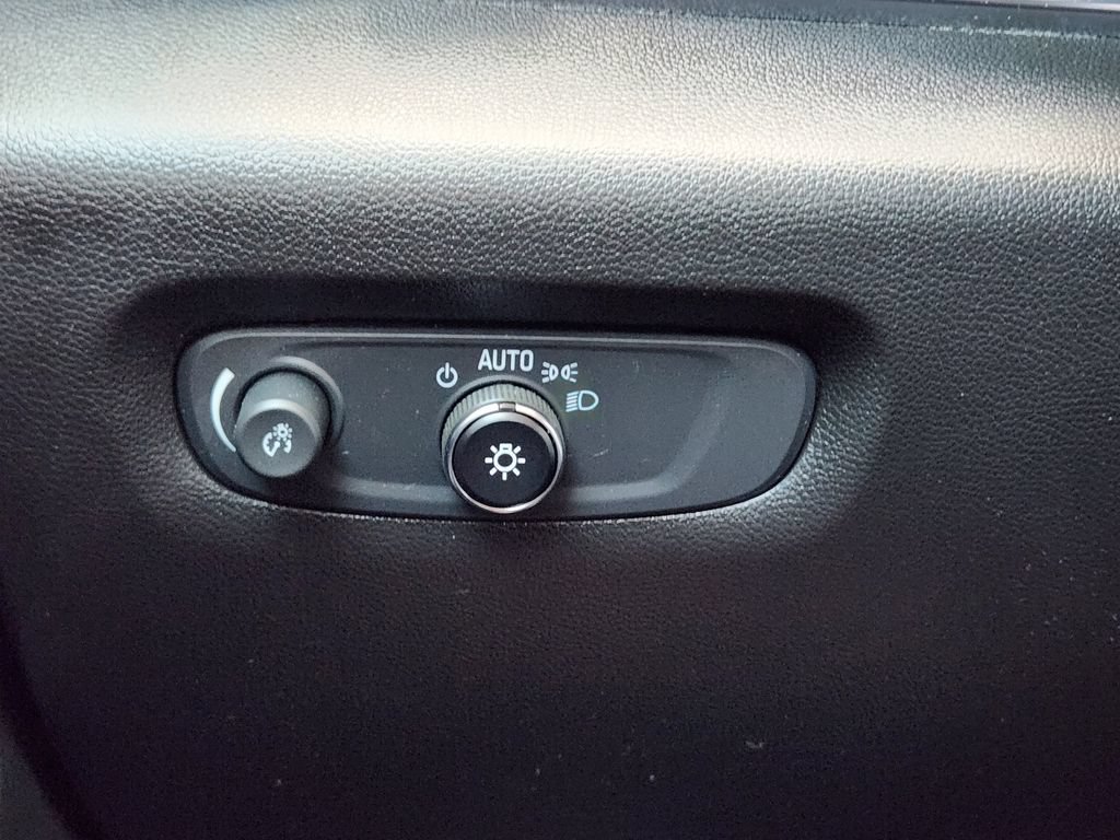 Certified 2021 Chevrolet Traverse LS FWD image 22