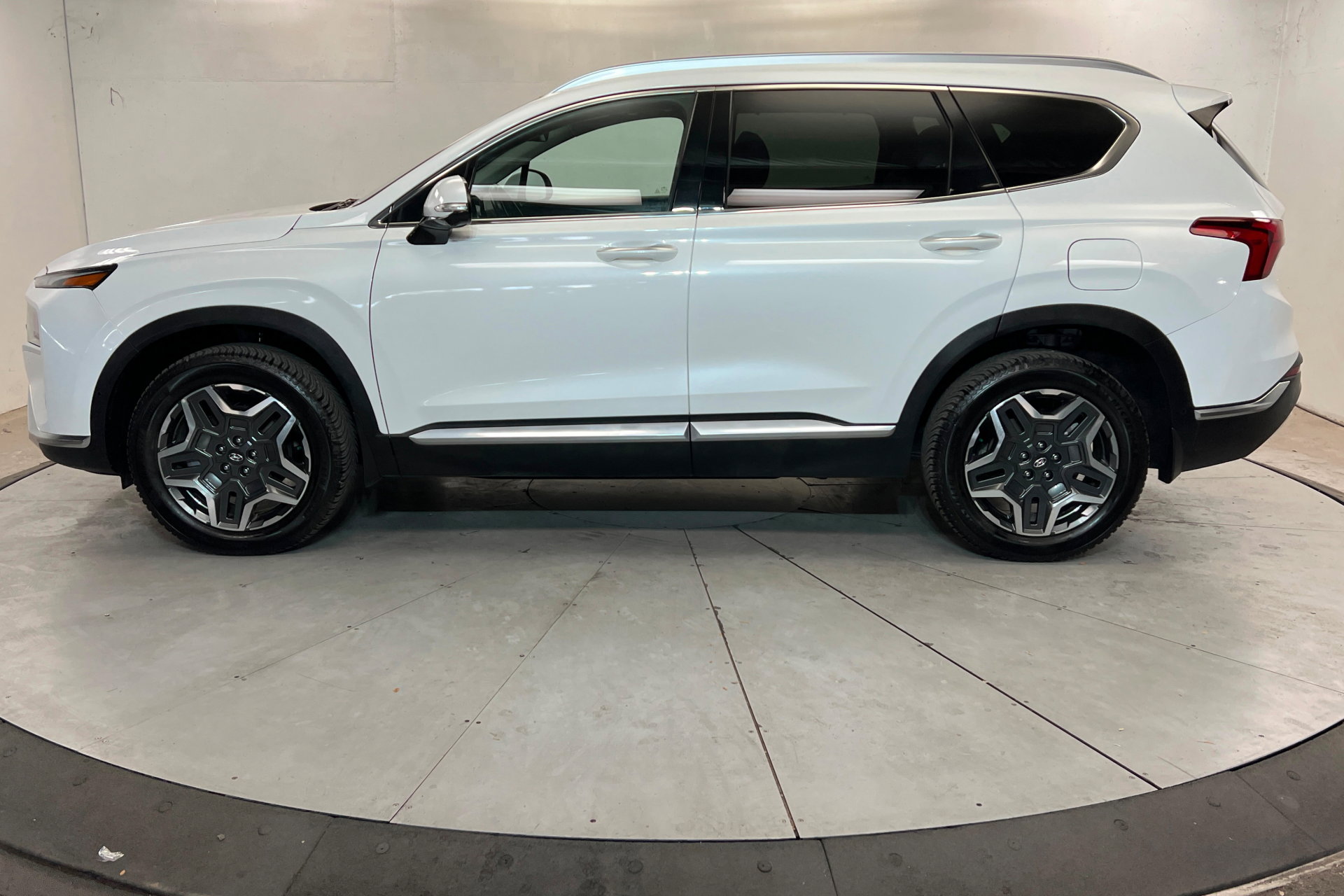 Used 2022 Hyundai Santa Fe Limited AWD/4WD image 2