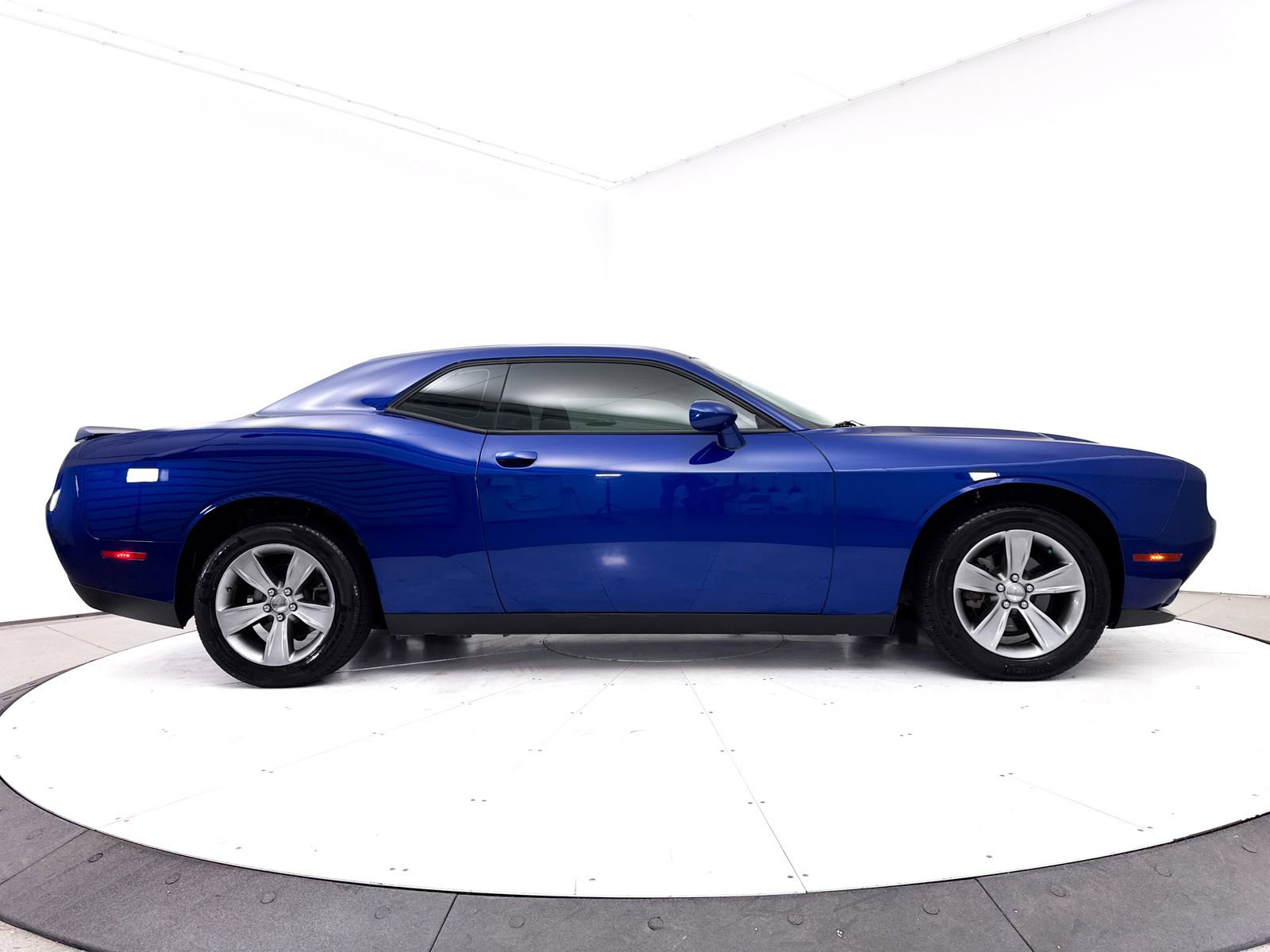 Used 2021 Dodge Challenger SXT RWD image 39