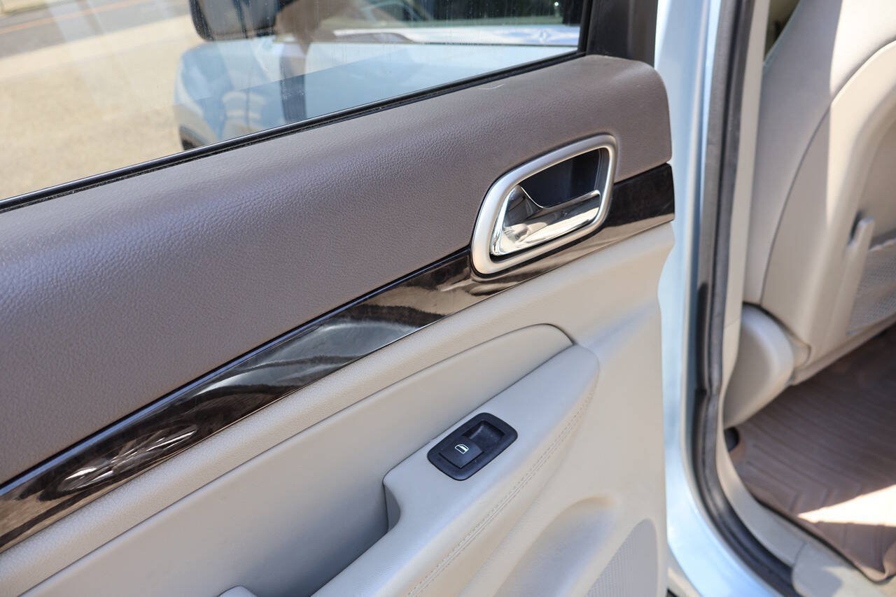 Used 2012 Jeep Grand Cherokee Laredo AWD/4WD image 16