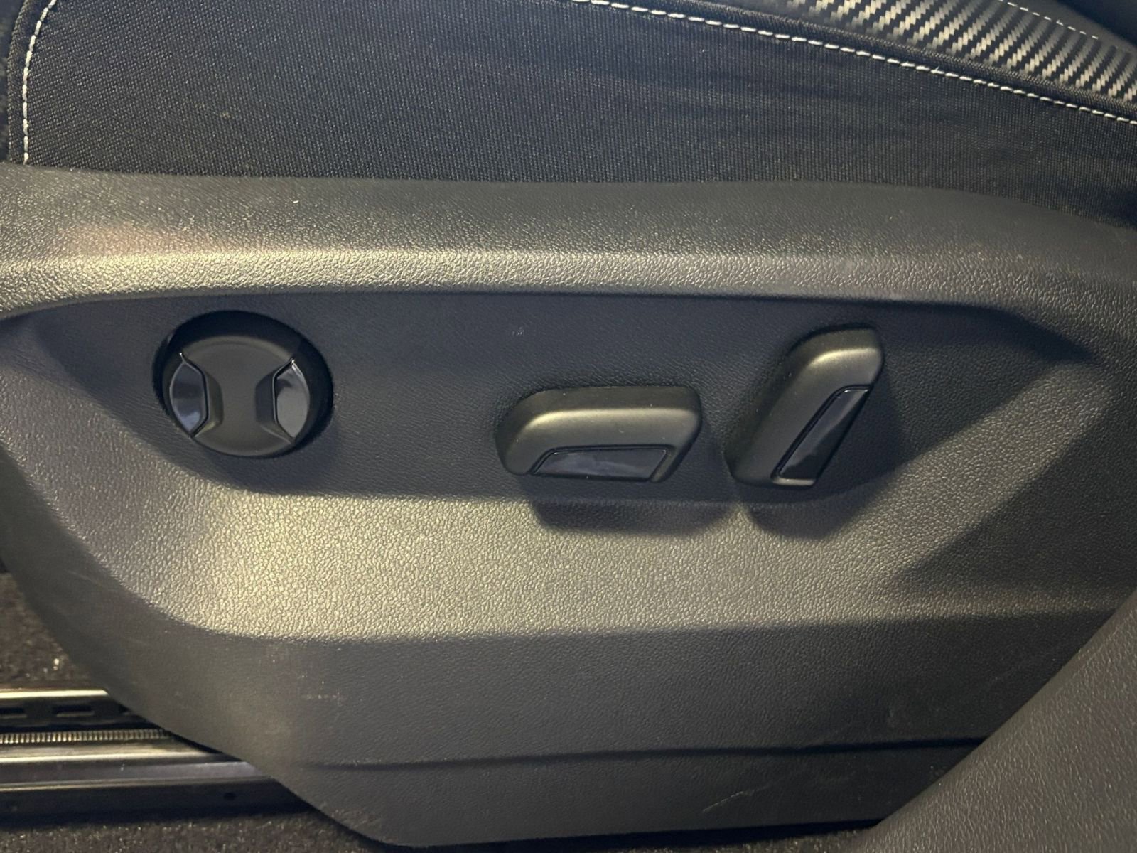 Used 2025 Volkswagen Atlas Cross Sport SE image 25