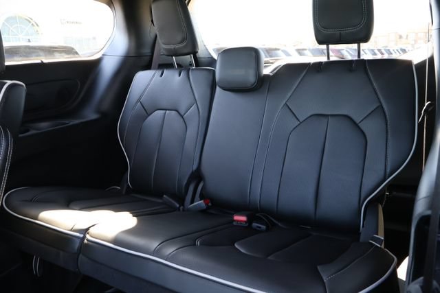 New 2026 Chrysler Pacifica Limited w/ Uconnect Theater Family Group FWD image 11