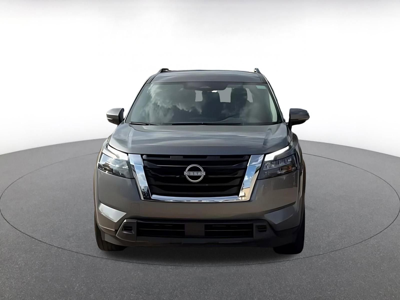 Used 2025 Nissan Pathfinder SV image 4