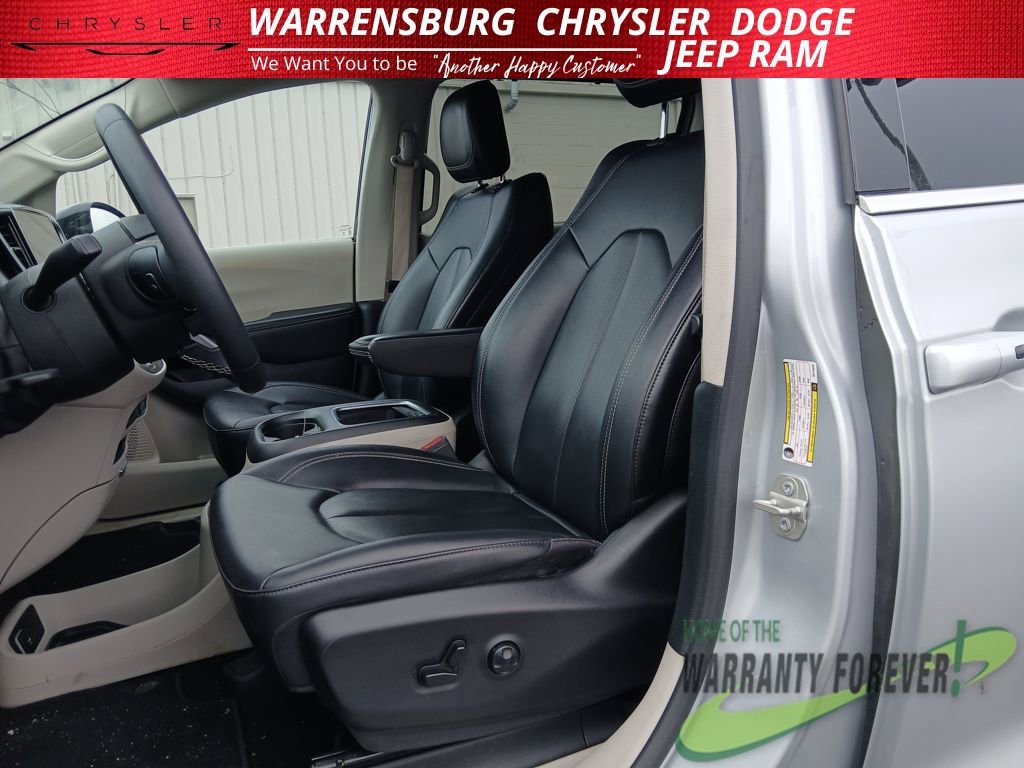 Used 2024 Chrysler Pacifica Touring-L image 12