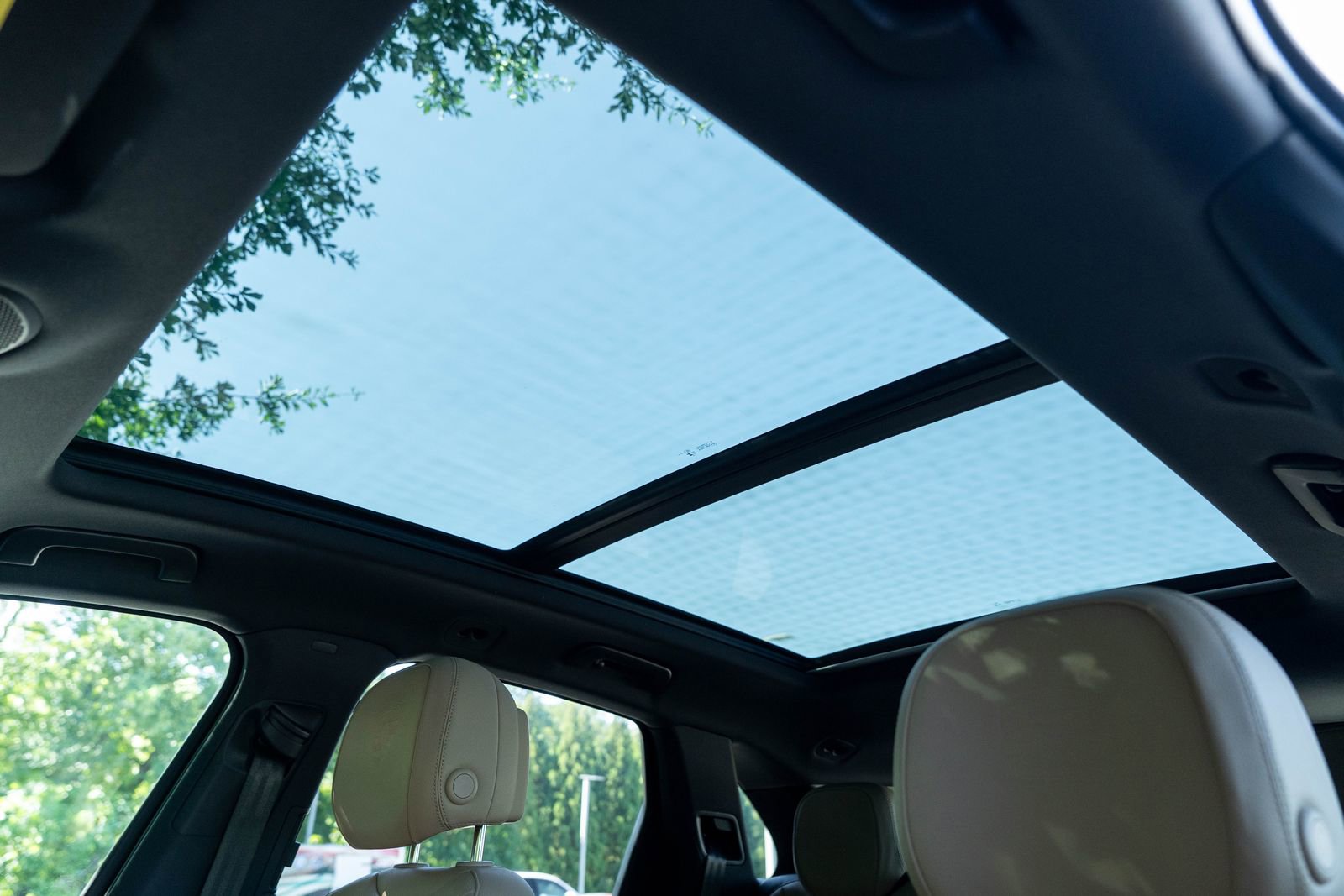 Certified 2025 Porsche Cayenne E-Hybrid w/ Premium Package Plus image 31