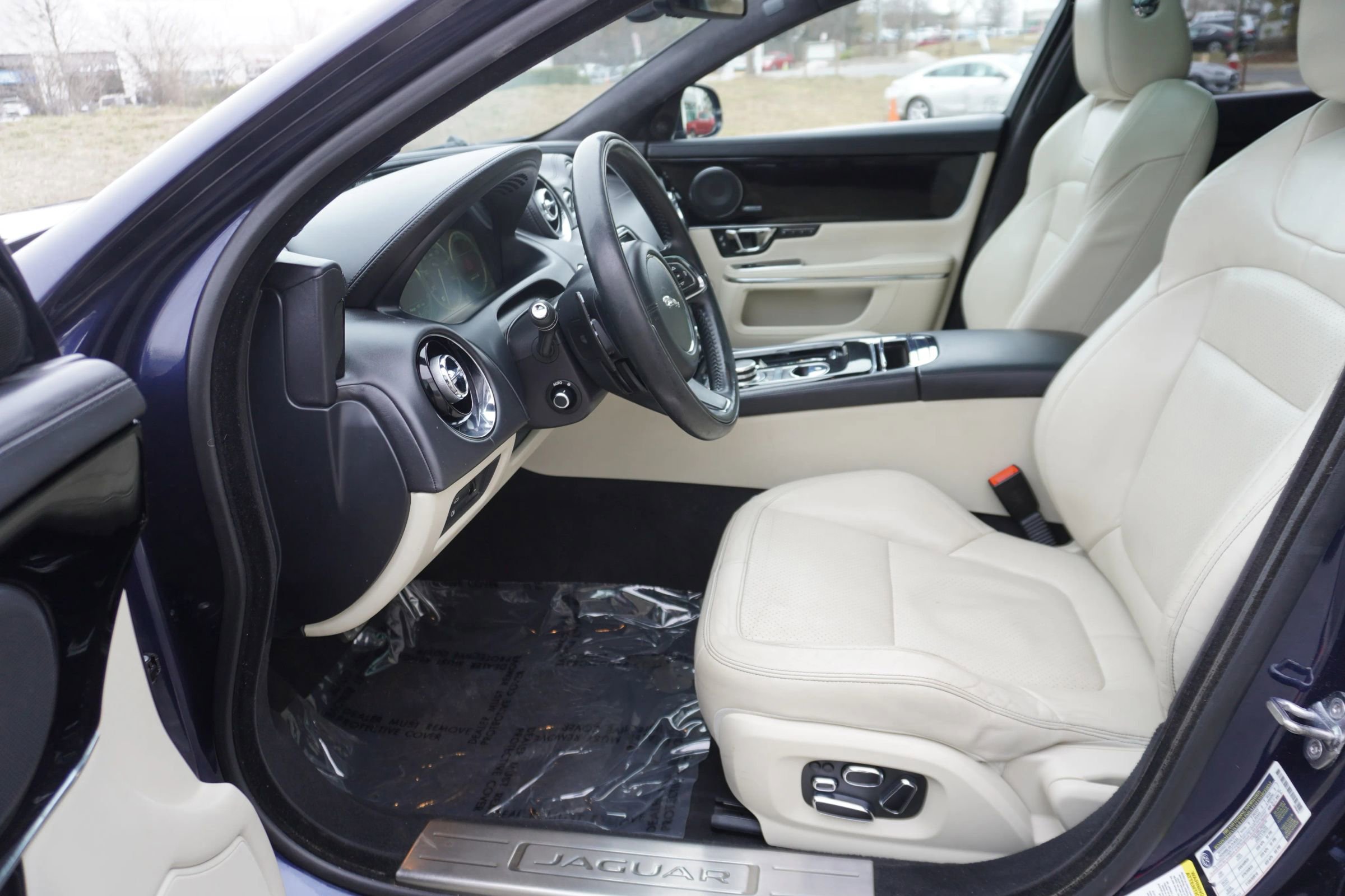 Used 2015 Jaguar XJ image 9